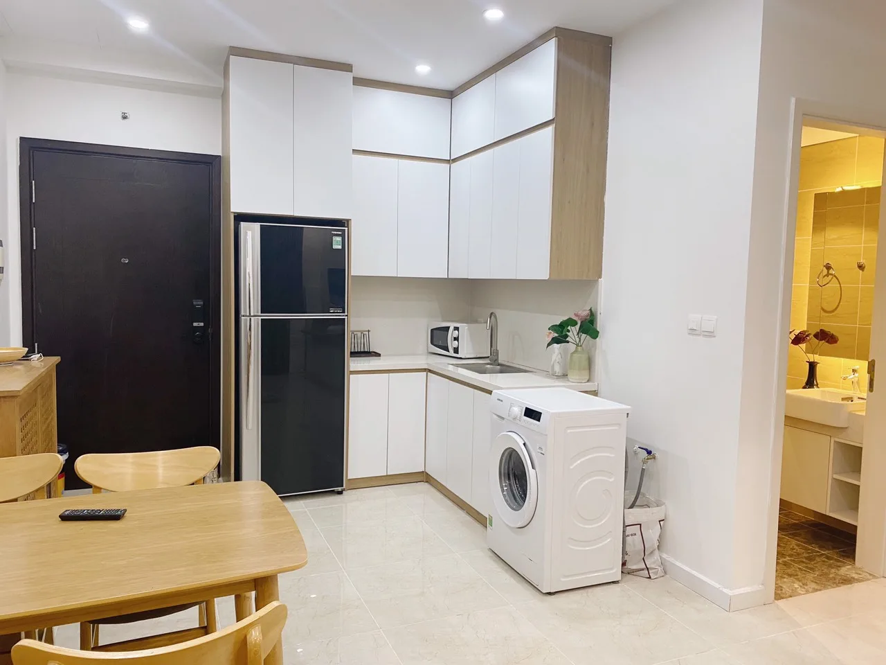 Căn hộ dịch vụ Dcapital Trần Duy Hưng - Studio view Lake