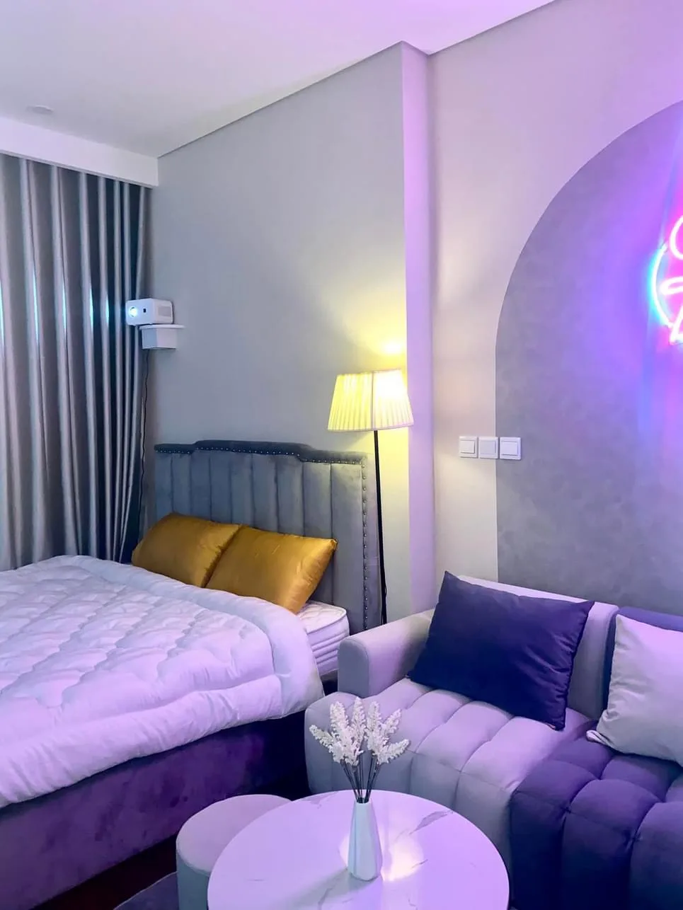 Homestay Vinhomes Smart City - Studio Masteri 5* ( có bể bơi )
