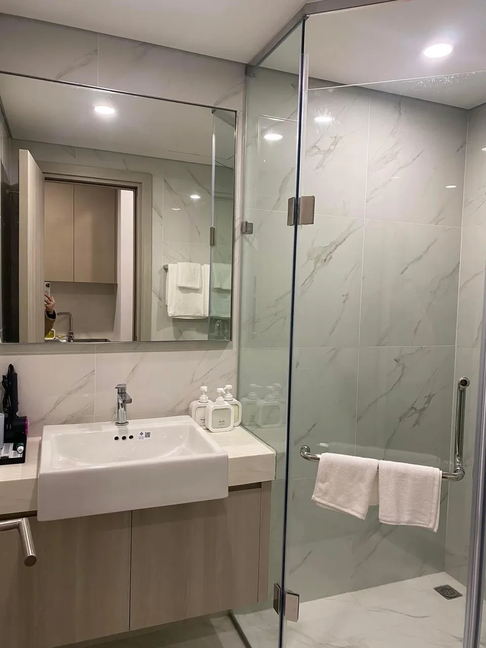 Homestay Vinhomes Smart City - Studio Masteri 5* ( có bể bơi )