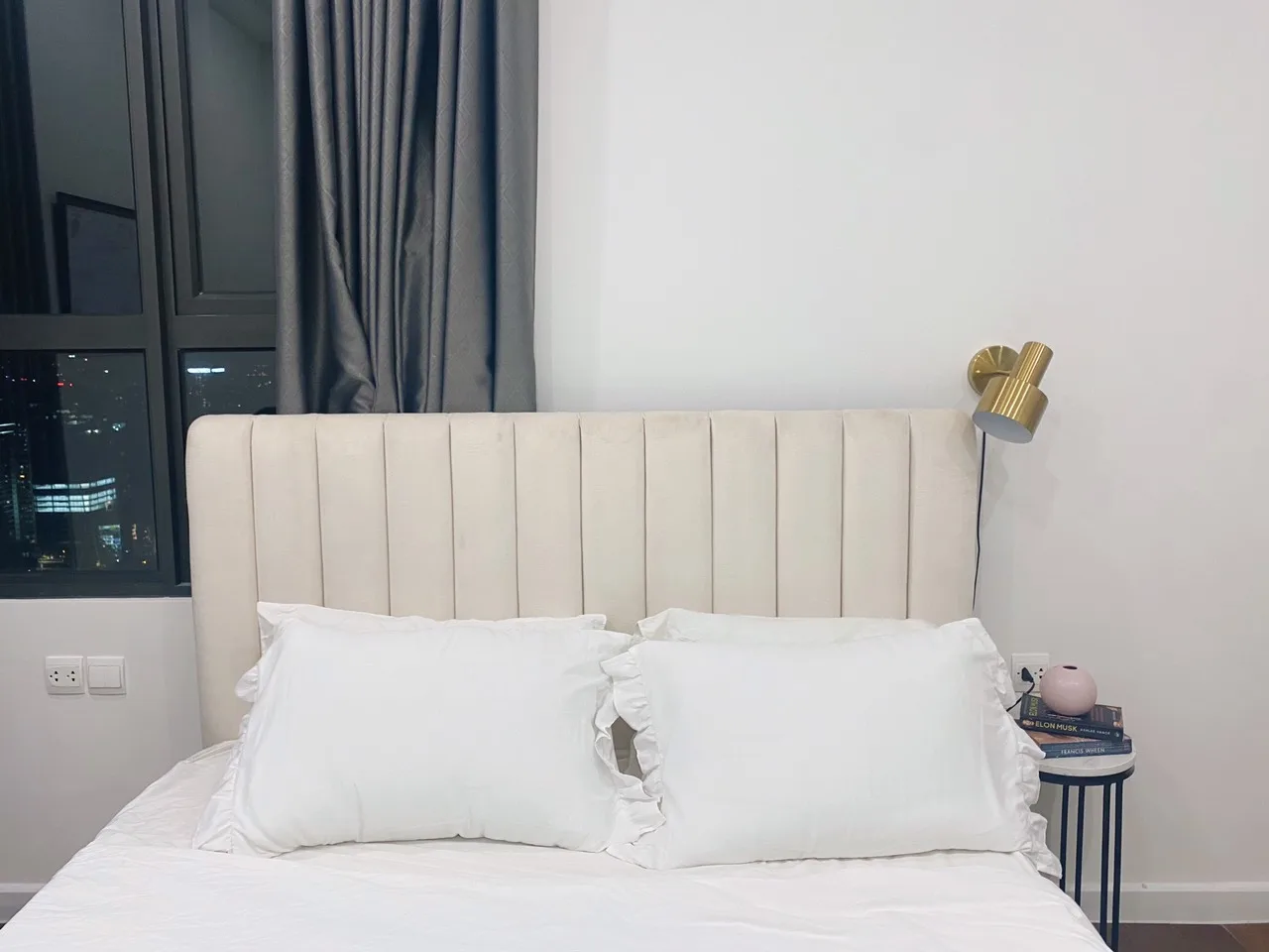 Căn hộ dịch vụ Dcapital Trần Duy Hưng - Studio view Lake