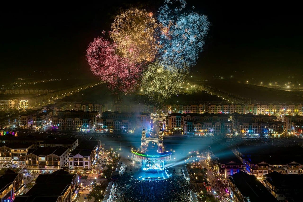 GRAND WORLD HÀ NỘI TRÌNH DIỄN PHÁO HOA XUYÊN NĂM