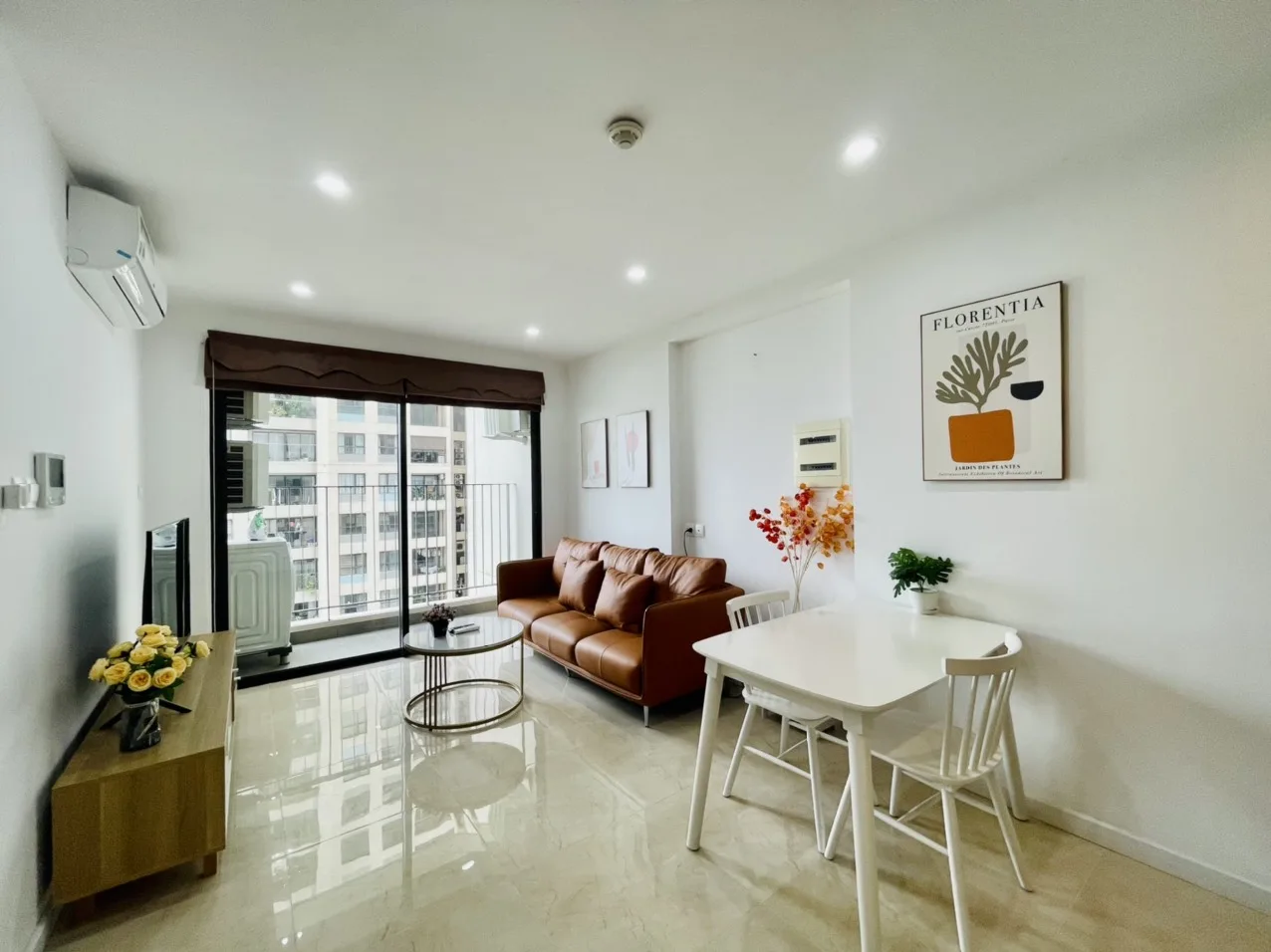 Căn hộ dịch vụ Dcapital Trần Duy Hưng 2 Ngủ Luxury