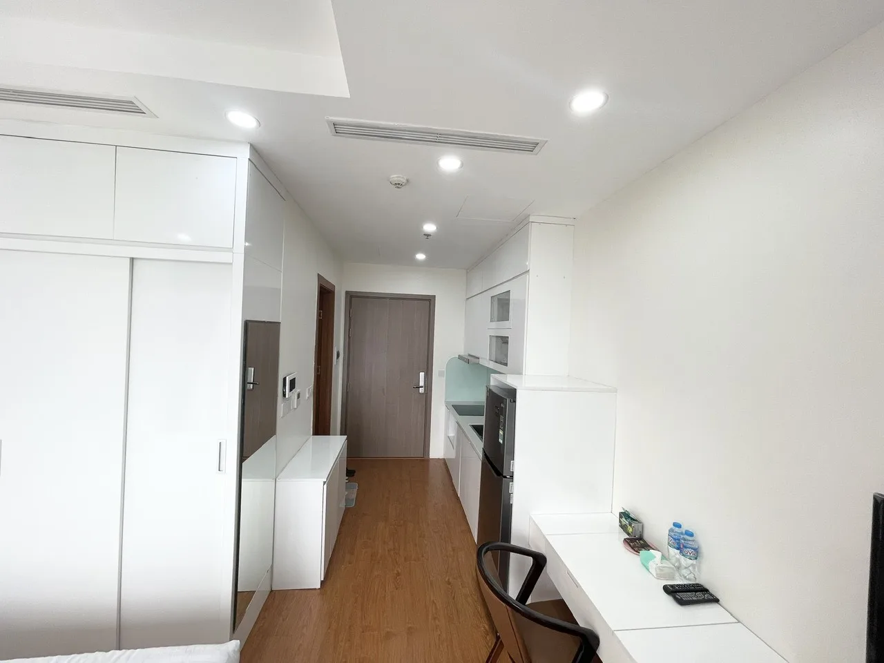 Căn hộ dịch vụ Vinhomes Green Bay - Lake View siêu đẹp