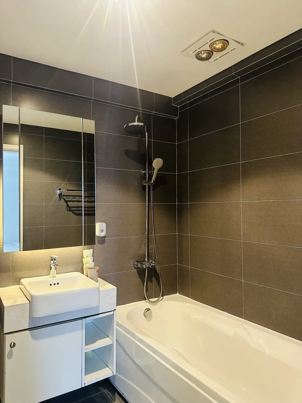 Homestay Dcapital Trần Duy Hưng - Studio Luxury Lake View