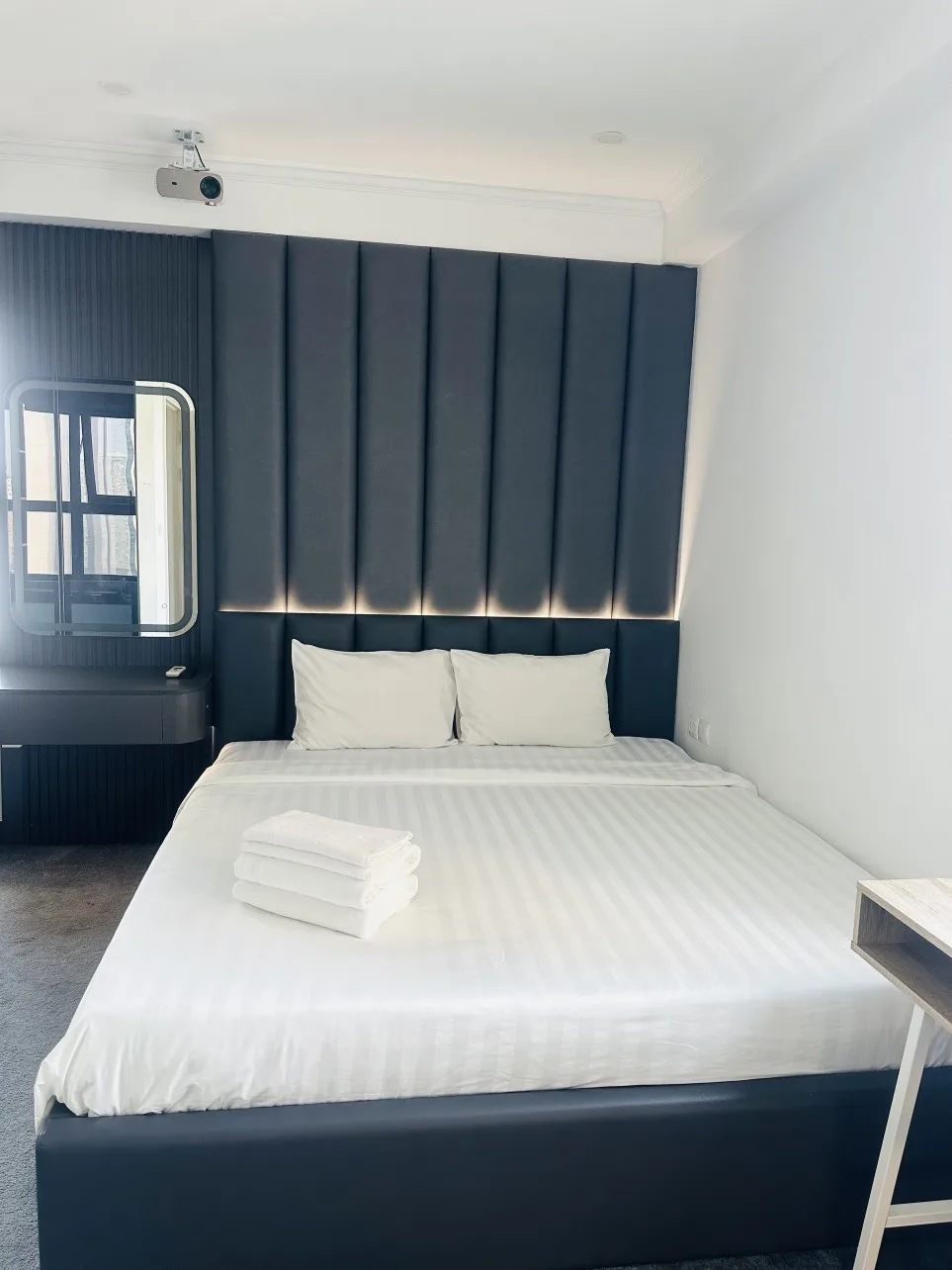 Homestay Dcapital Trần Duy Hưng - Studio Luxury Lake View