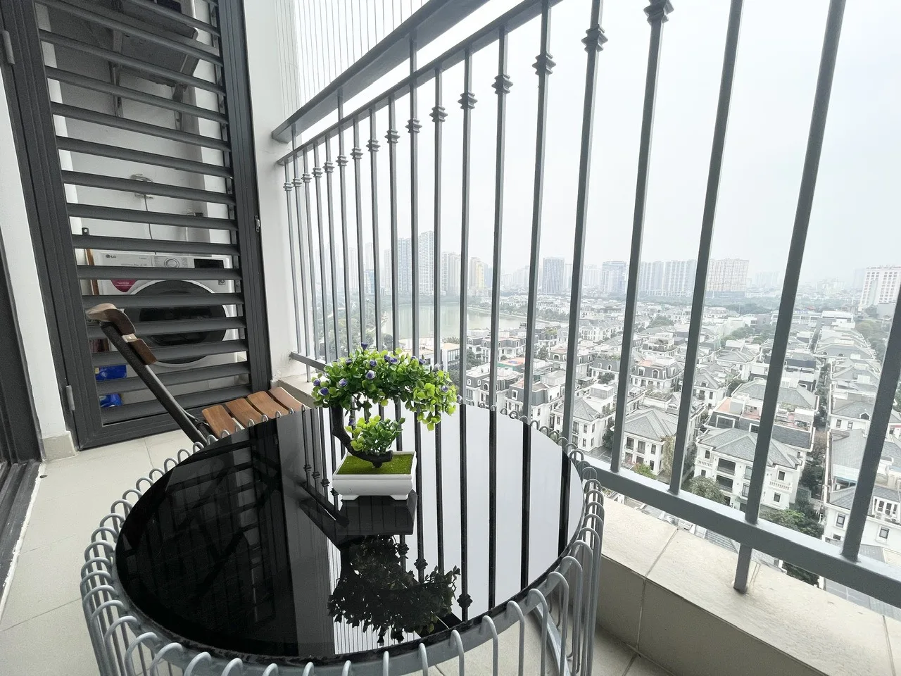 Căn hộ dịch vụ Vinhomes Green Bay - Lake View siêu đẹp