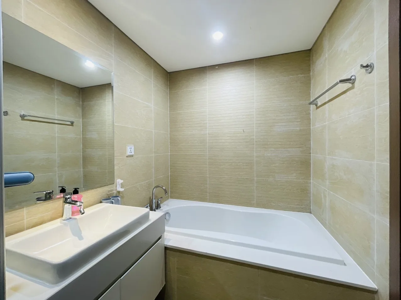 Homestay Vinhomes Sky Lake