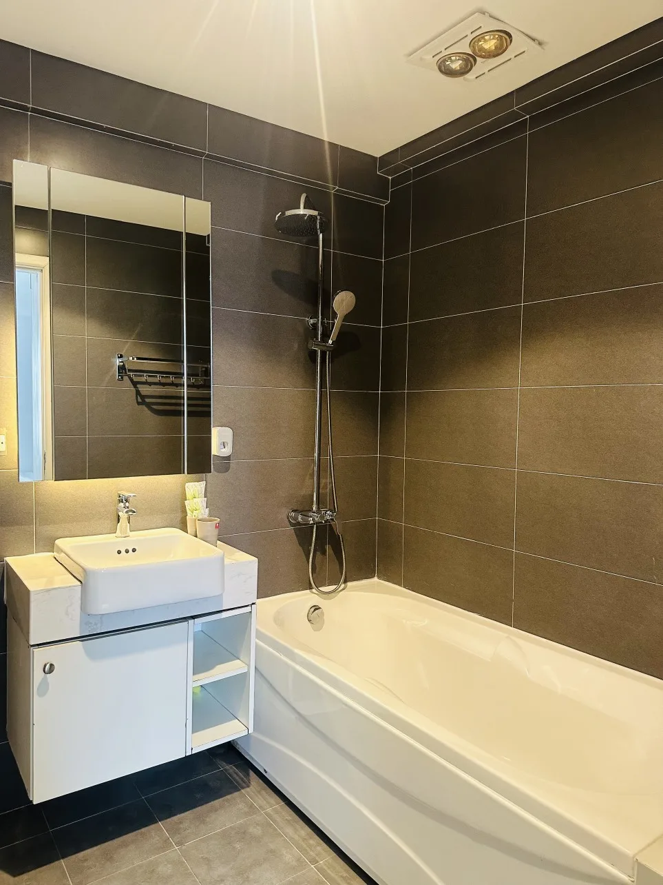 Homestay Dcapital Trần Duy Hưng - Studio Luxury Lake View
