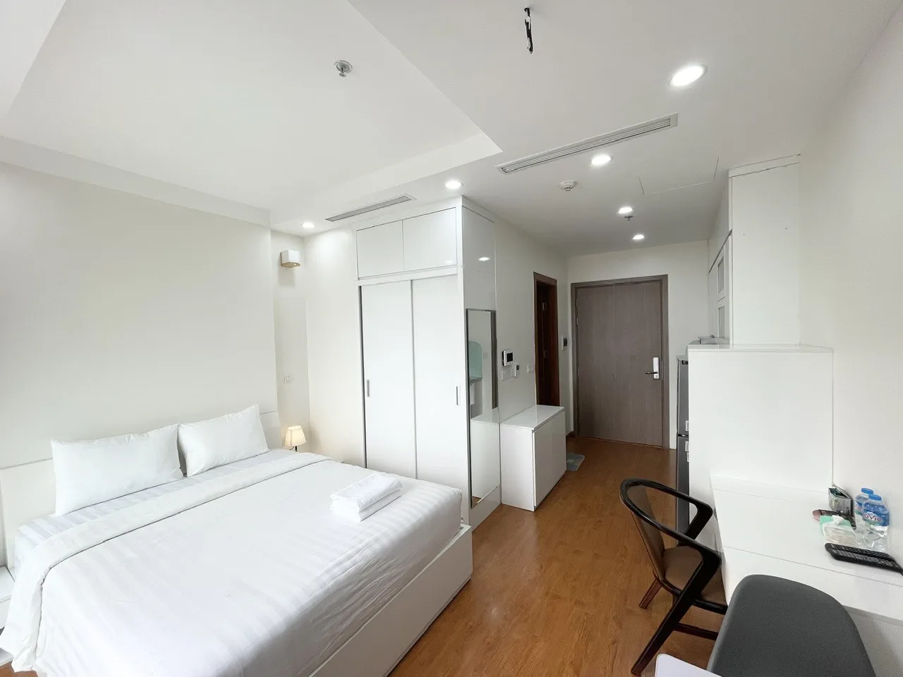 Căn hộ dịch vụ Vinhomes Green Bay - Lake View siêu đẹp
