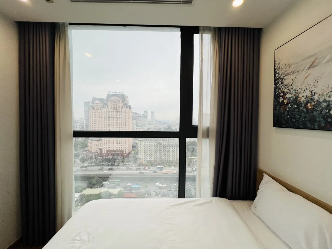 Căn hộ dịch vụ Vinhomes Sky Lake - City View