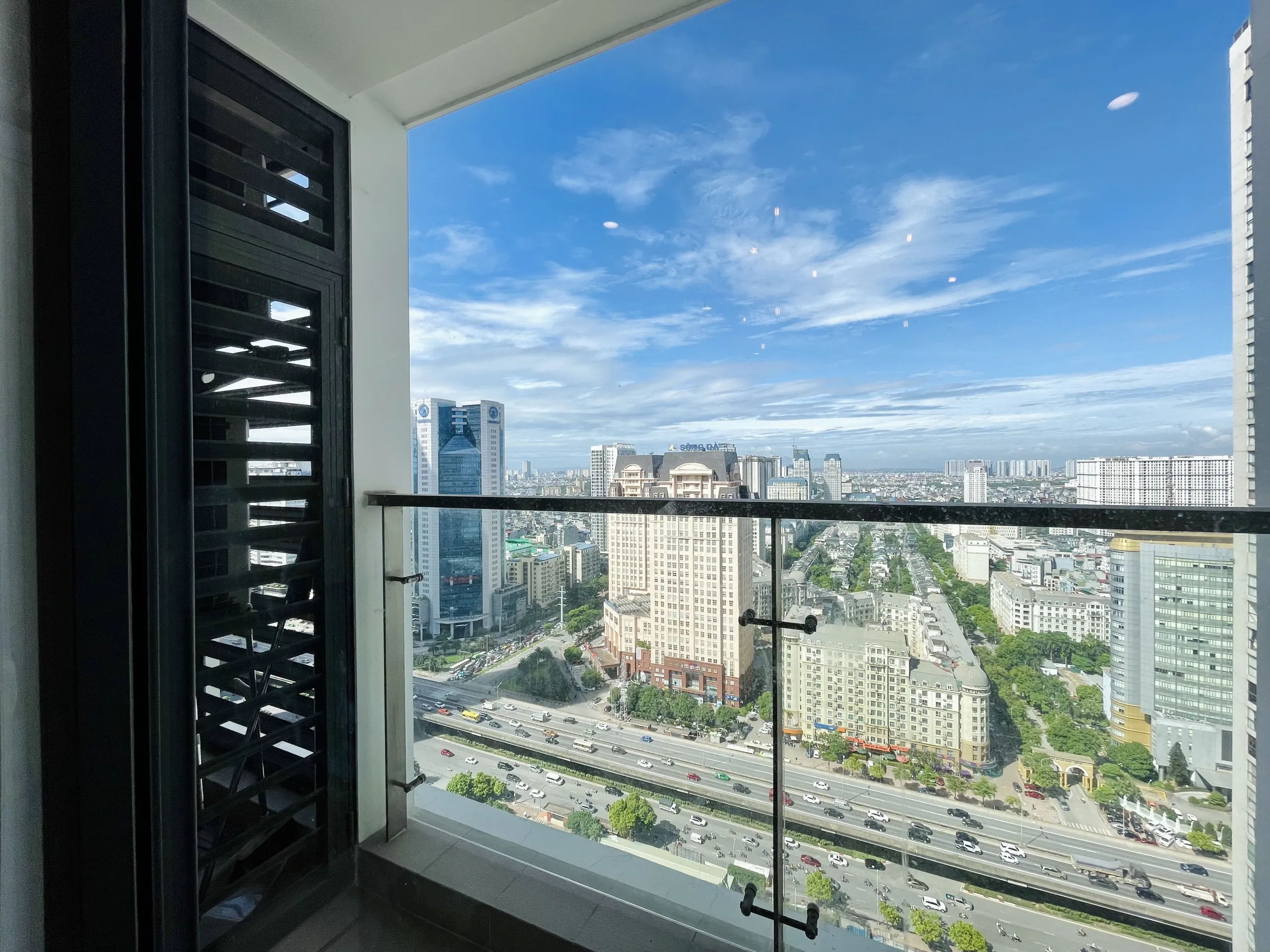 Căn Hộ Dịch Vụ Vinhomes Sky Lake - 2 Bed room LUXURY
