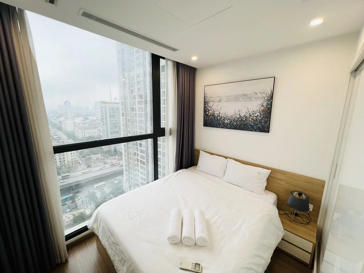 Căn hộ dịch vụ Vinhomes Sky Lake - City View