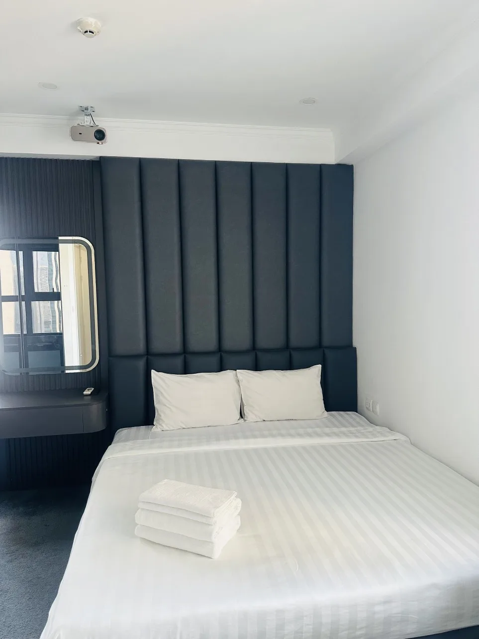 Homestay Dcapital Trần Duy Hưng - Studio Luxury Lake View