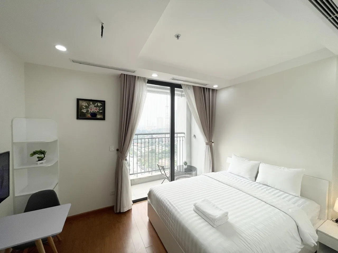 Căn hộ dịch vụ Vinhomes Green Bay - Lake View siêu đẹp