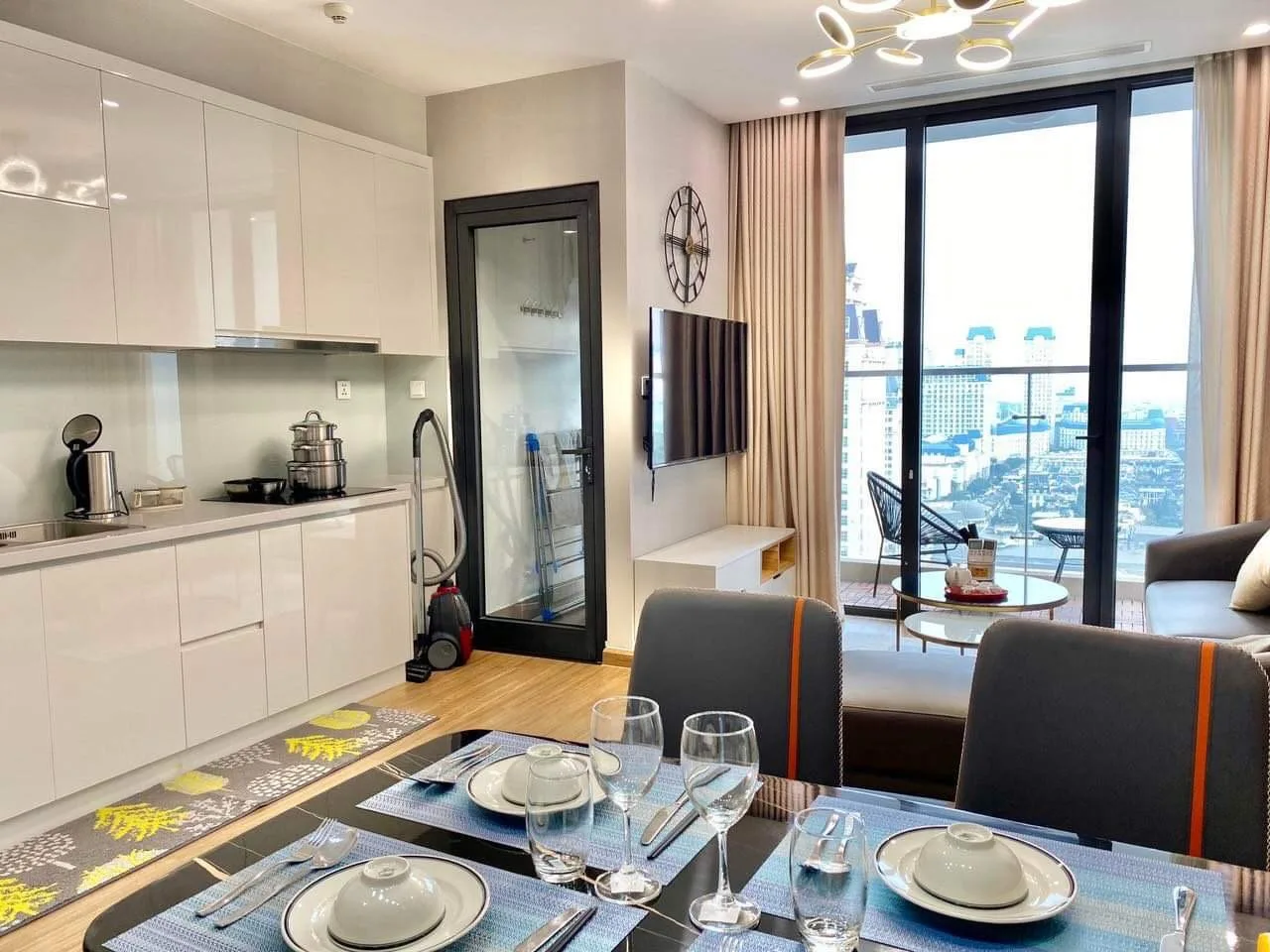 Căn Hộ Dịch Vụ Vinhomes Sky Lake - 2 Bed room LUXURY