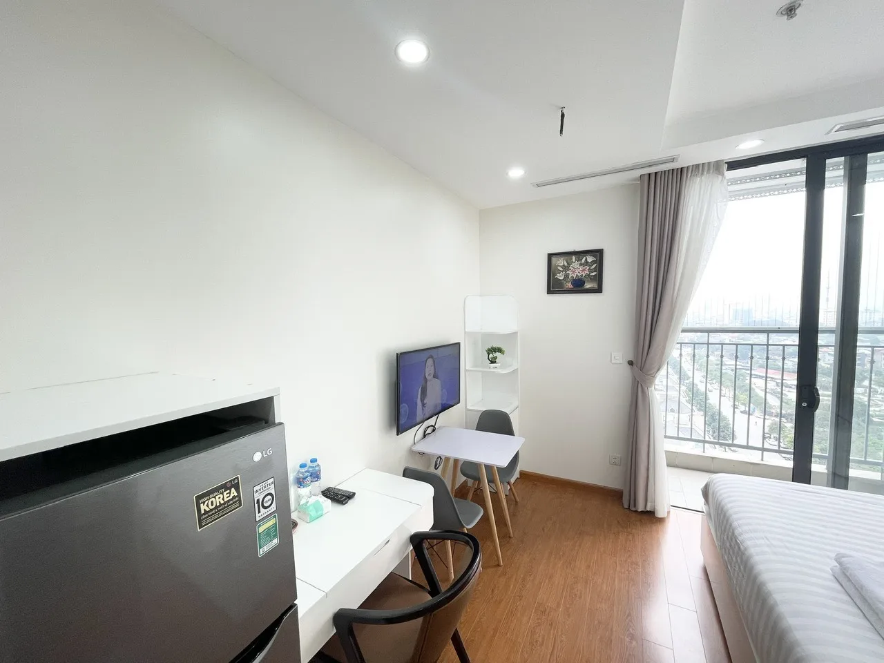 Căn hộ dịch vụ Vinhomes Green Bay - Lake View siêu đẹp