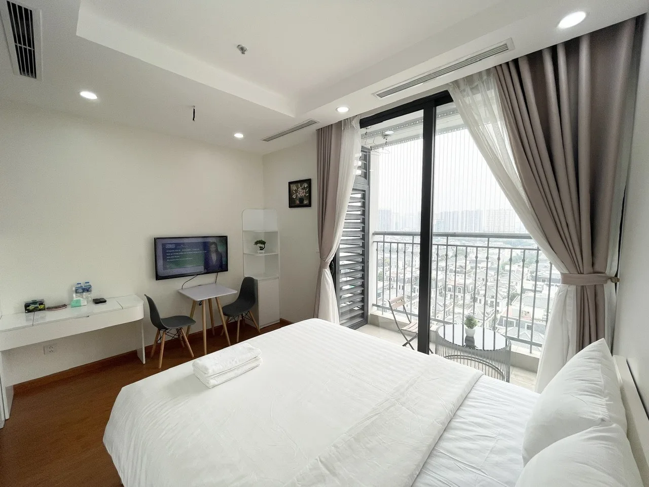 Căn hộ dịch vụ Vinhomes Green Bay - Lake View siêu đẹp