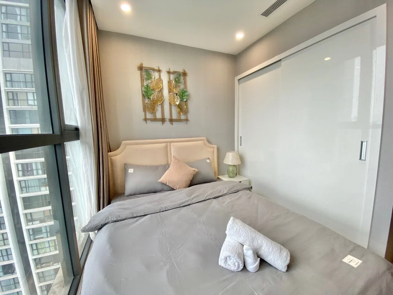 Căn Hộ Dịch Vụ Vinhomes Sky Lake - 2 BEDROOM LUXURY