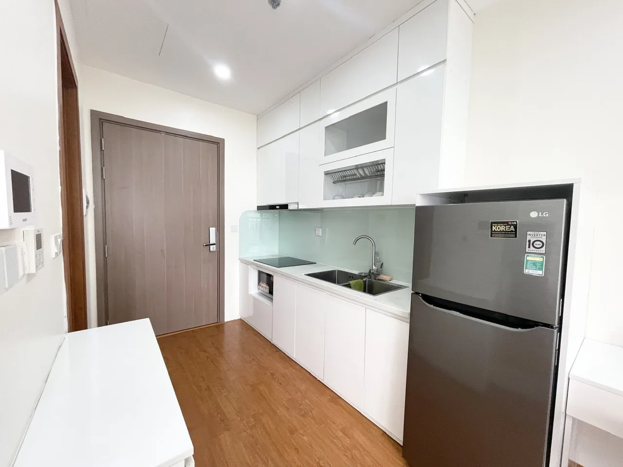 Căn hộ dịch vụ Vinhomes Green Bay - Lake View siêu đẹp