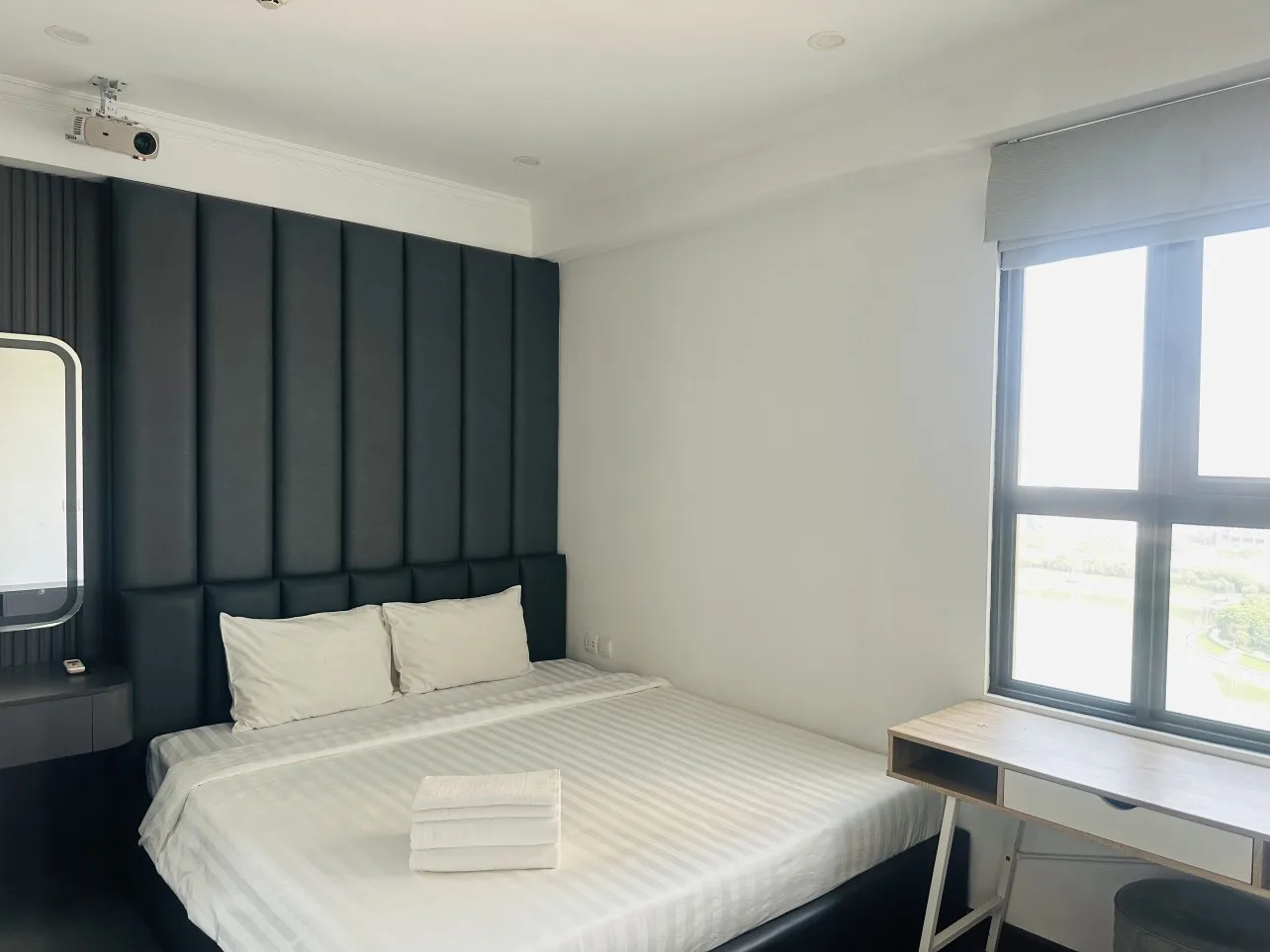 Homestay Dcapital Trần Duy Hưng - Studio Luxury Lake View