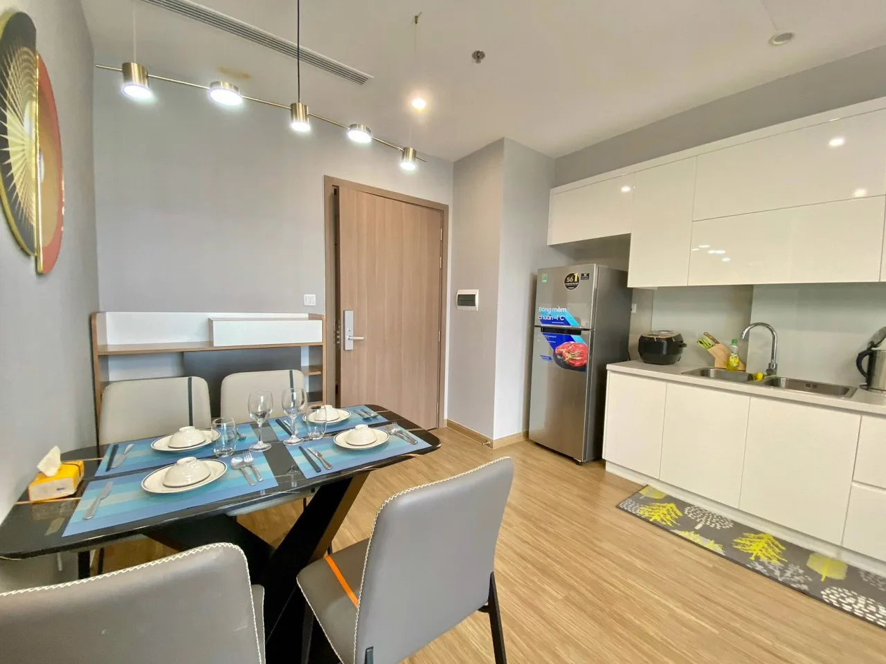 Căn Hộ Dịch Vụ Vinhomes Sky Lake - 2 Bed room LUXURY