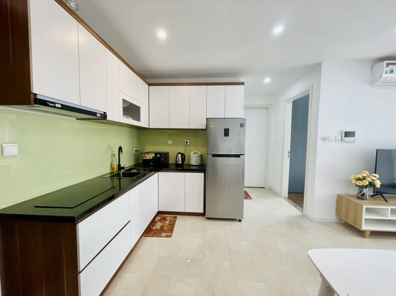 Căn hộ dịch vụ Dcapital Trần Duy Hưng 2 Ngủ Luxury
