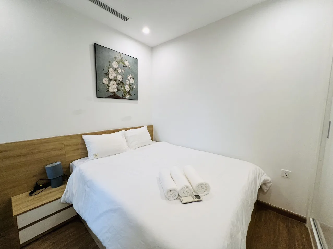 Căn hộ dịch vụ Vinhomes Sky Lake - City View