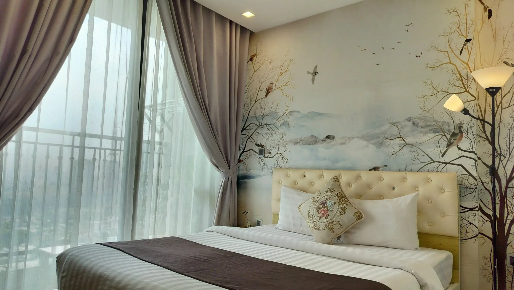 Căn hộ dịch vụ Vinhomes GreenBay - Studio Lake View