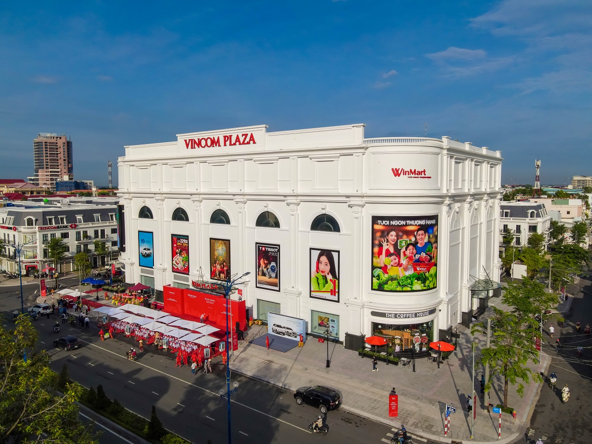 Siêu thị VinMart rộng 2.200m2 với đầy đủ các mặt hàng