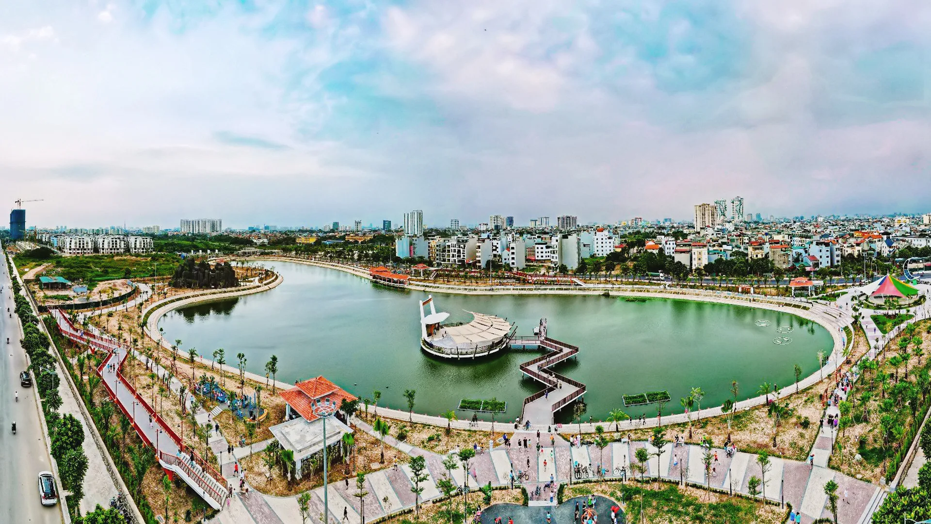 Bạn có thể lái du thuyền trên hồ Yên Hòa