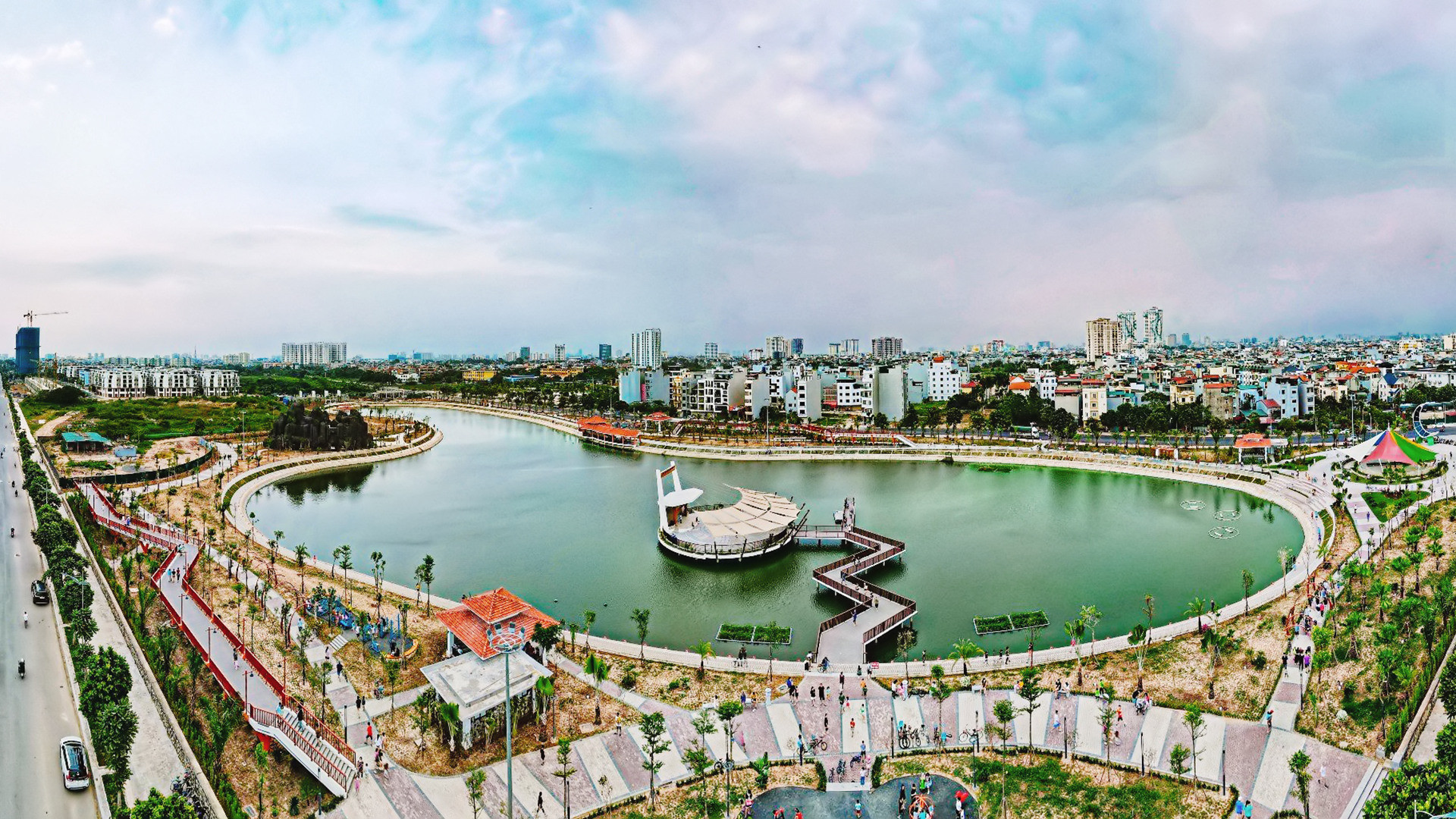 Bạn có thể lái du thuyền trên hồ Yên Hòa