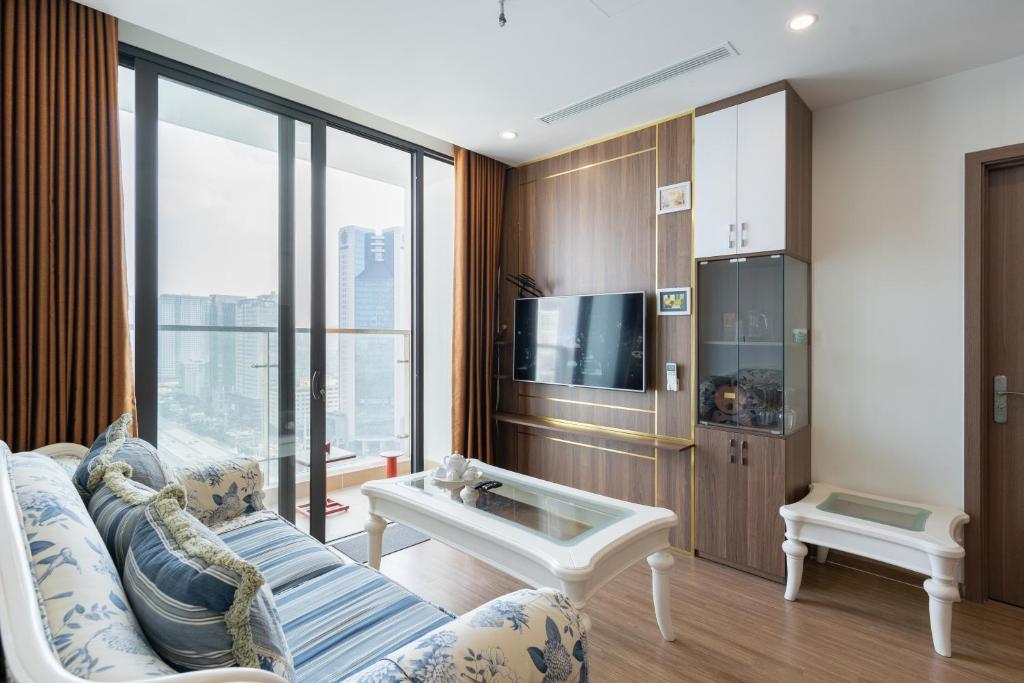 Phòng khách rộng rãi là nơi lý tưởng để thư giãn và tiếp đãi bạn bè
