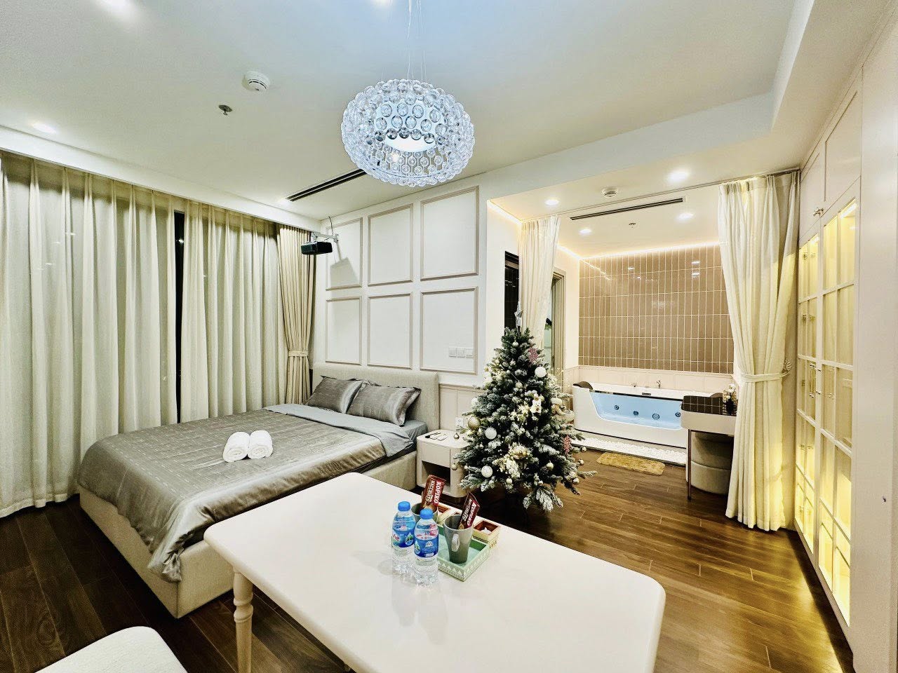 Căn hộ Luxury - Bồn tắm - Máy chiếu - View hồ đỉnh nhất Smart City