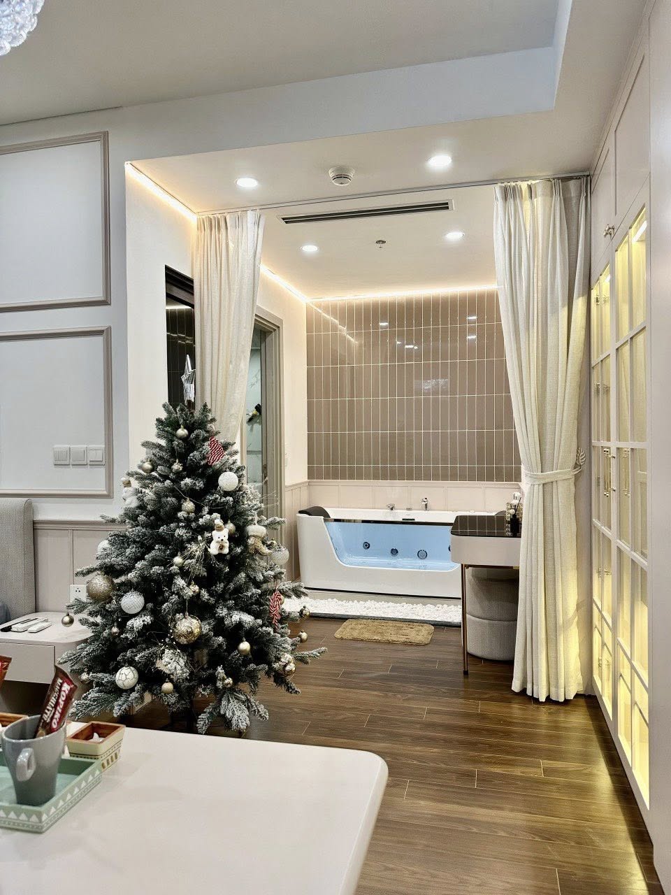 Căn hộ Luxury - Bồn tắm - Máy chiếu - View hồ đỉnh nhất Smart City