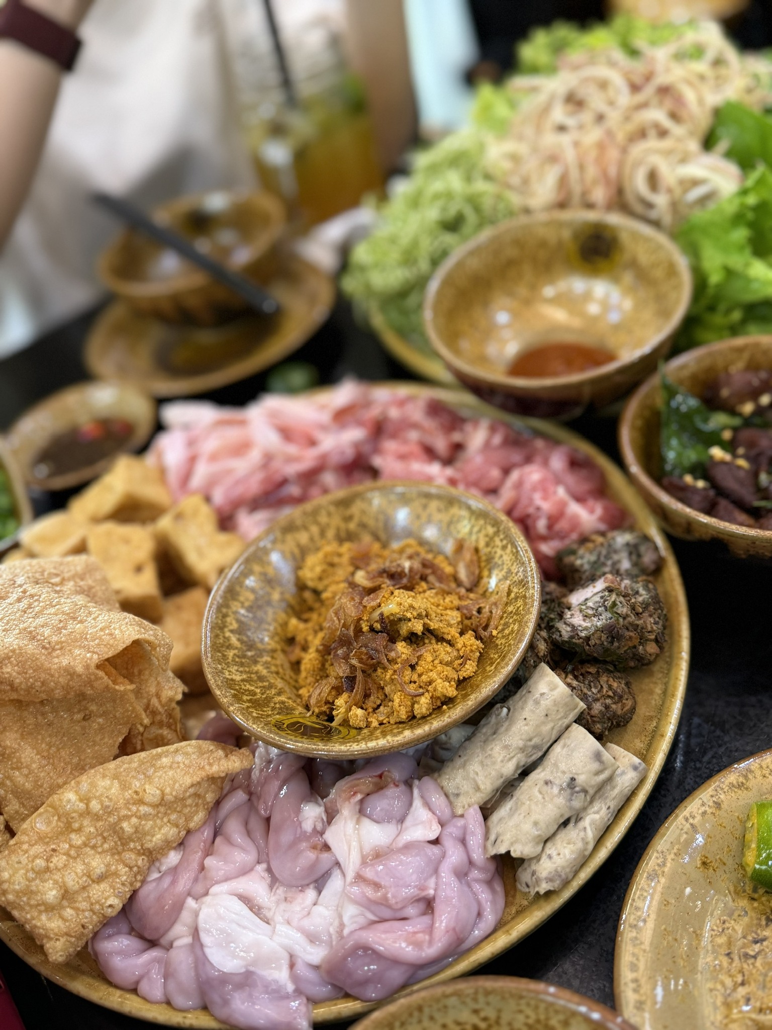 Ăn Gì Ở Bãi Cháy Hạ Long? Top Món Ngon Và Quán Ăn Nhất Định Phải Thử Khi Tới Hạ Long
