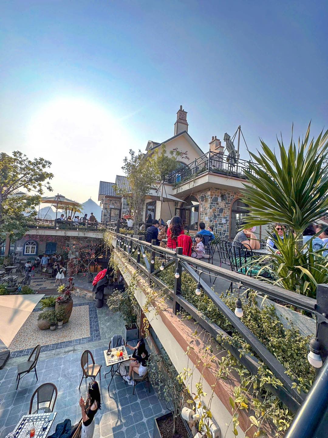 Cafe View Biển Đẹp Ở Hạ Long – Top Địa Điểm Chill Không Thể Bỏ Lỡ Khi Du Lịch Bãi Cháy