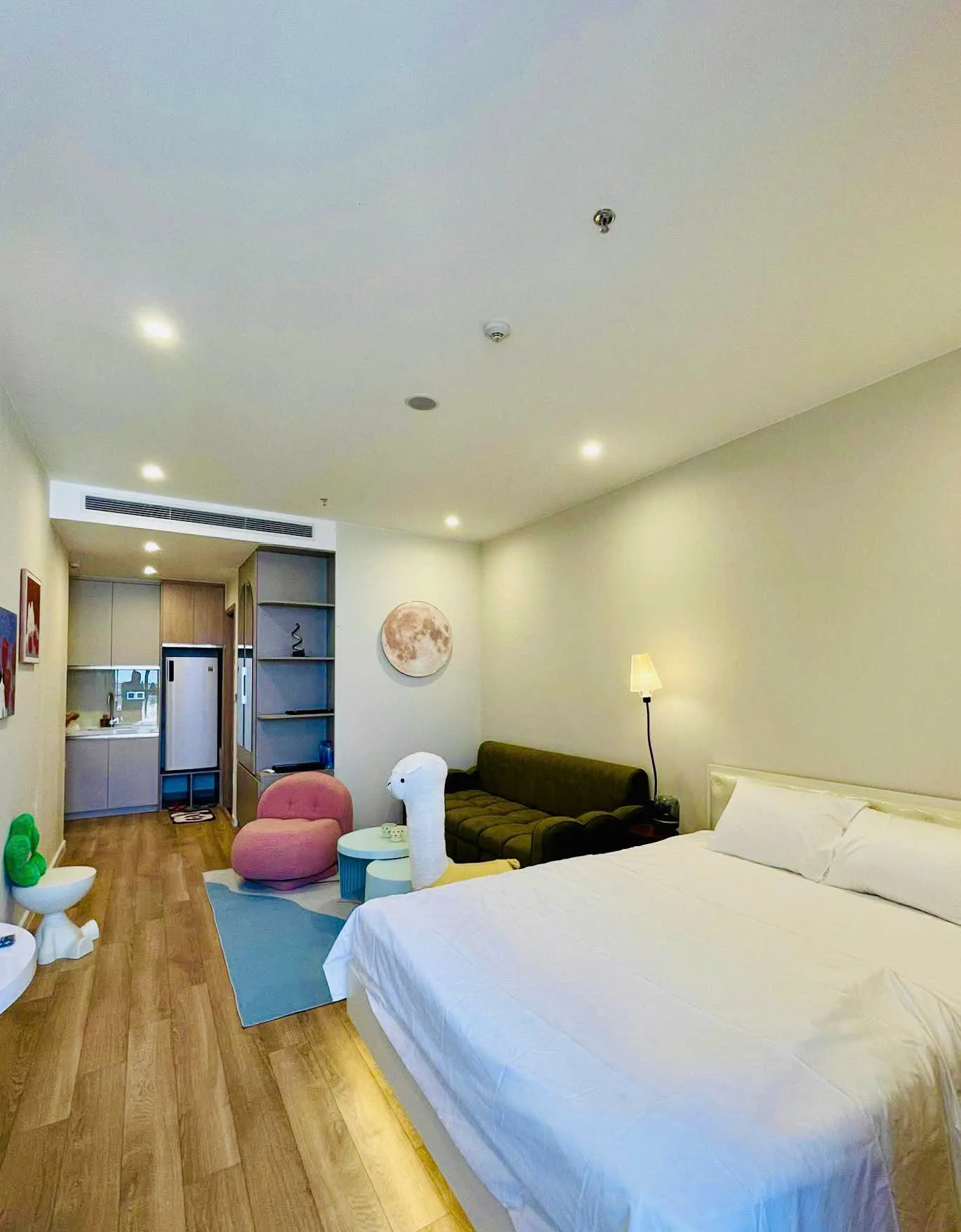 Căn Studio Icon 40 Hạ Long bố trí giường lớn, sofa và khu bếp trong cùng không gian
