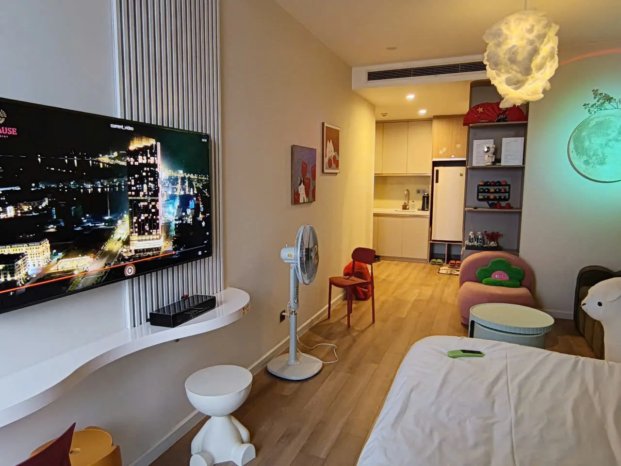 Không gian Studio Icon 40 Hạ Long có giường, sofa, smart TV và khu bếp
