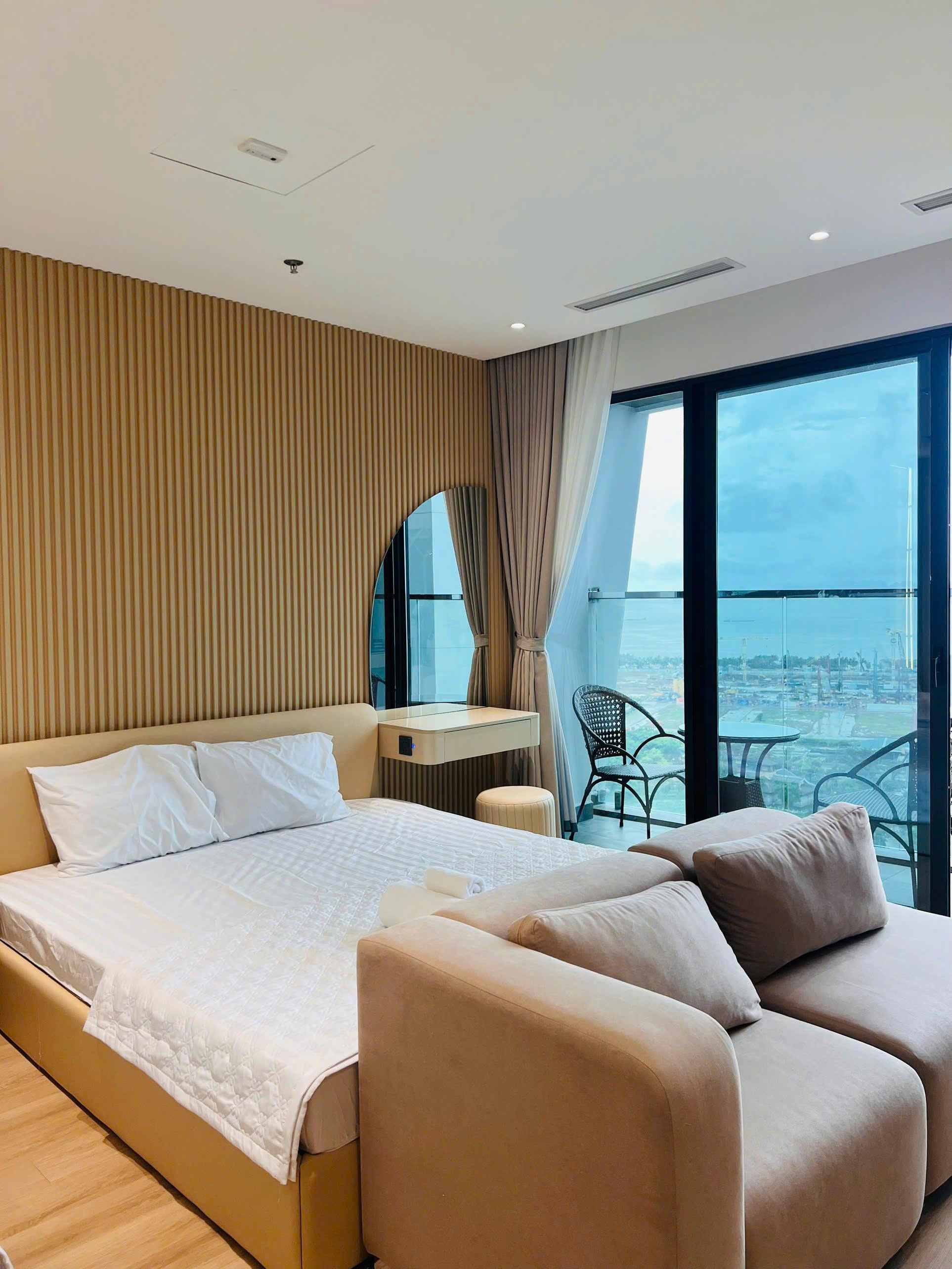 So Sánh Homestay ICON 40 Hạ Long Và Khách Sạn