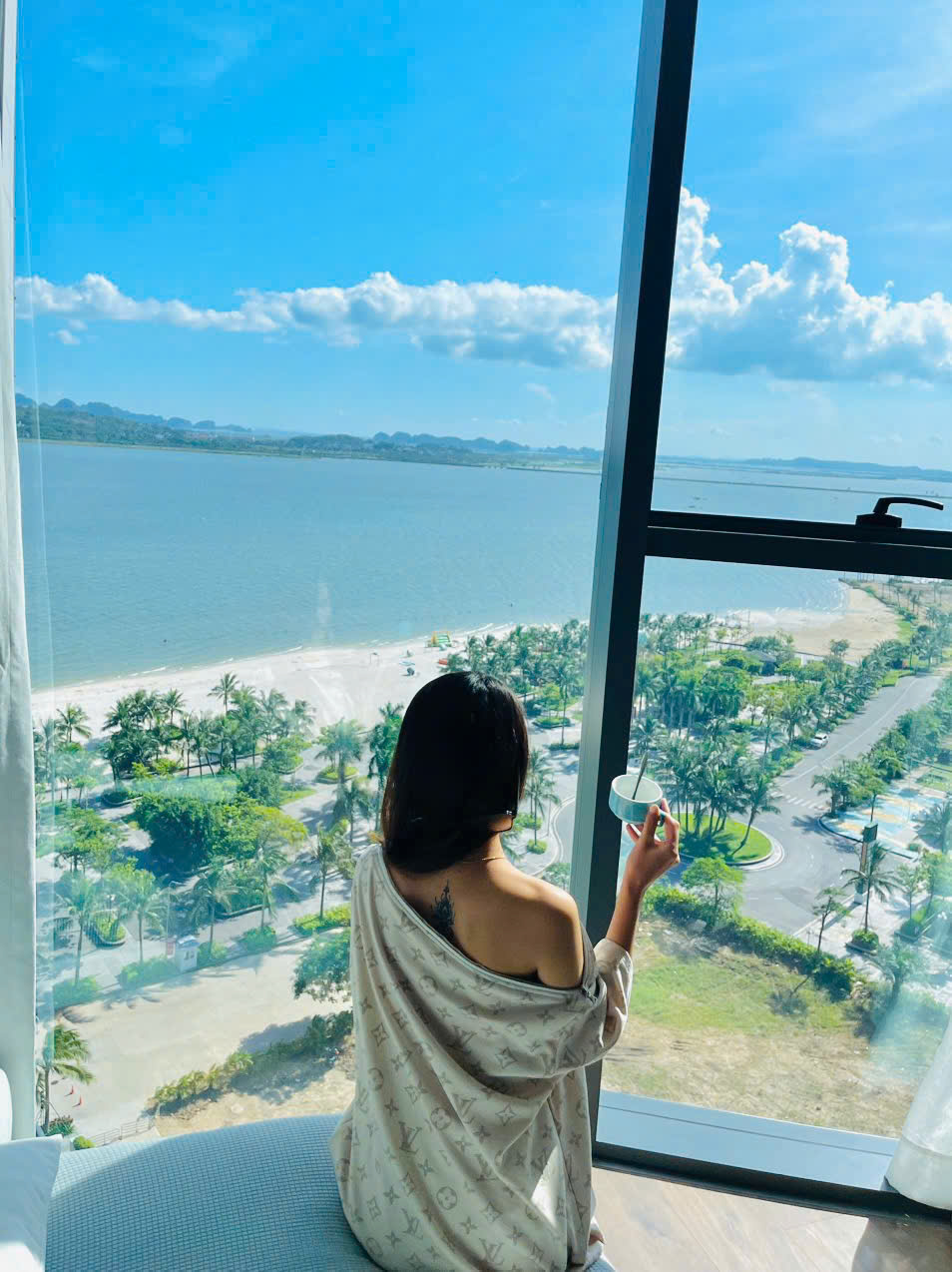 Ban công căn hộ Alacarte nhìn thẳng ra Vịnh Hạ Long