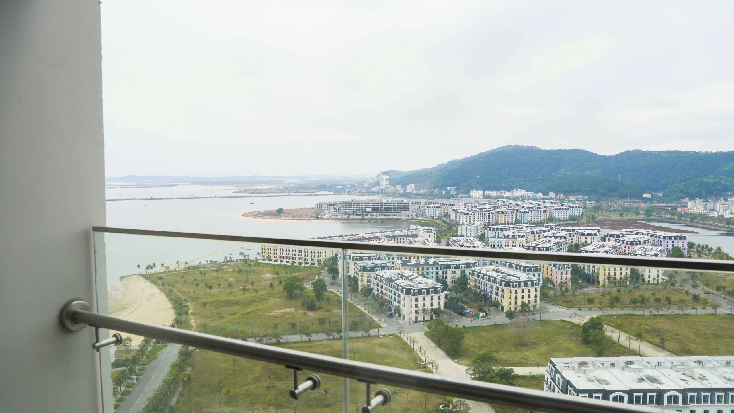 Ban công view Vịnh Hạ Long