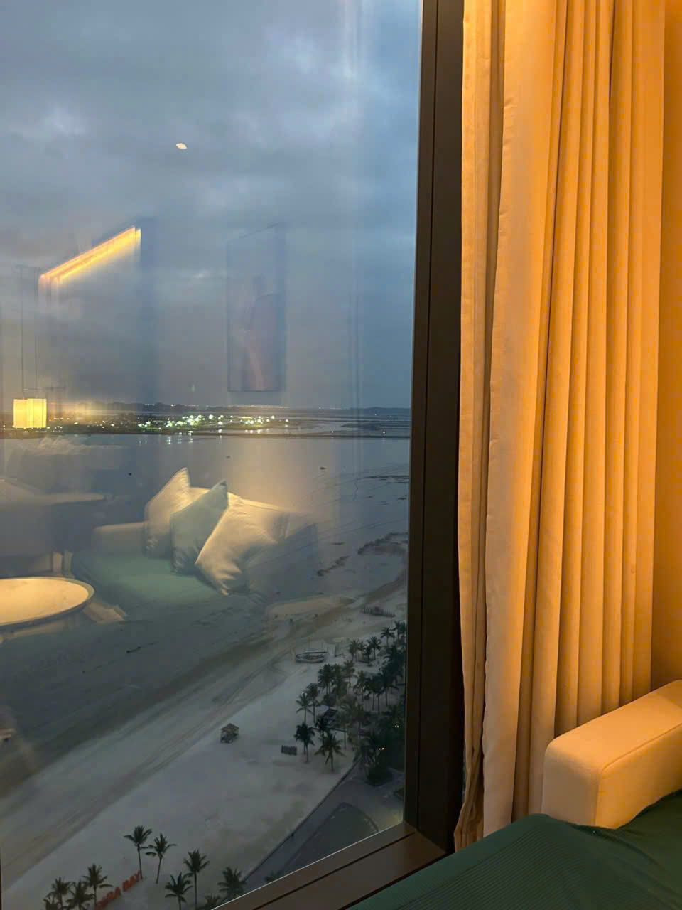 Studio view biển với cửa kính lớn hướng ra Vịnh Hạ Long