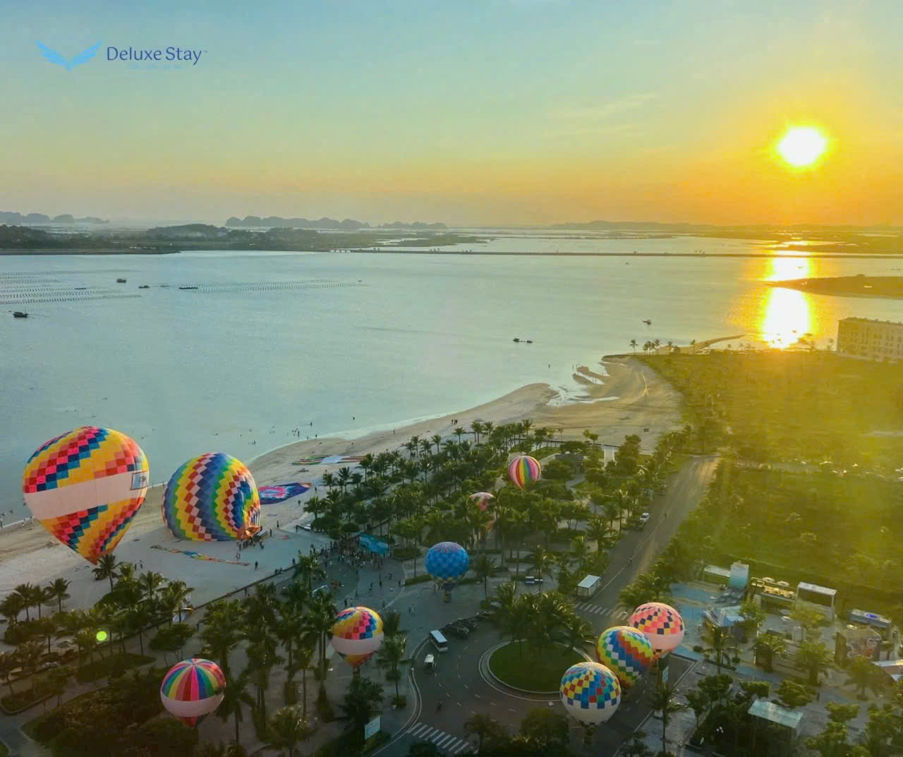 Toàn cảnh bãi biển Bãi Cháy vào buổi sáng