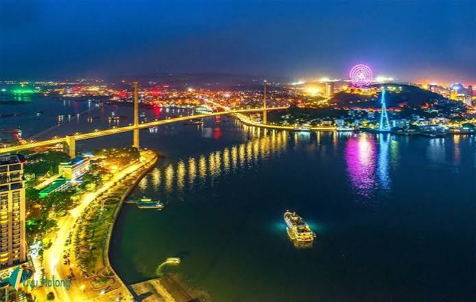 View thành phố Hòn Gai về đêm