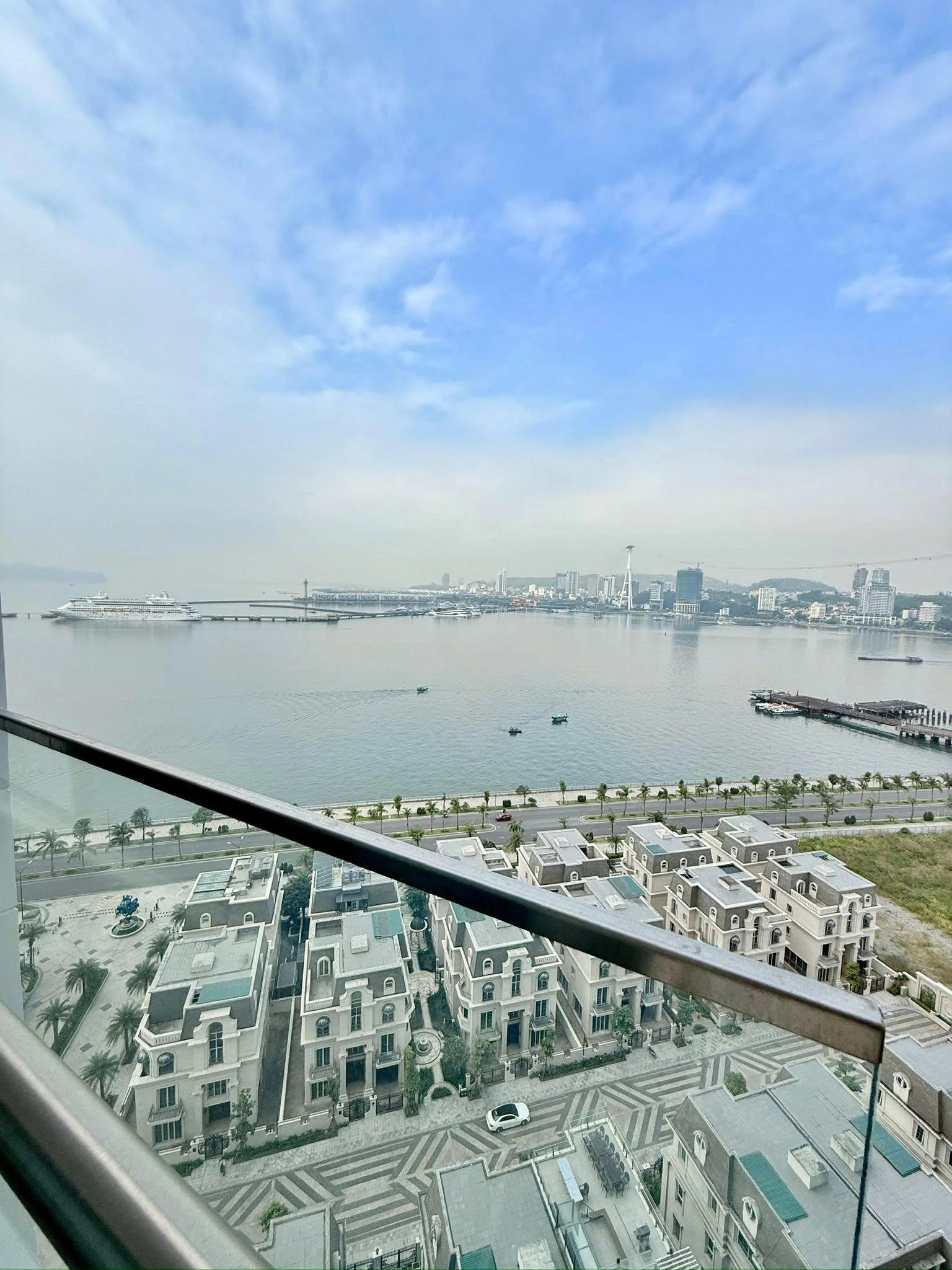  Ban công view biển và thành phố