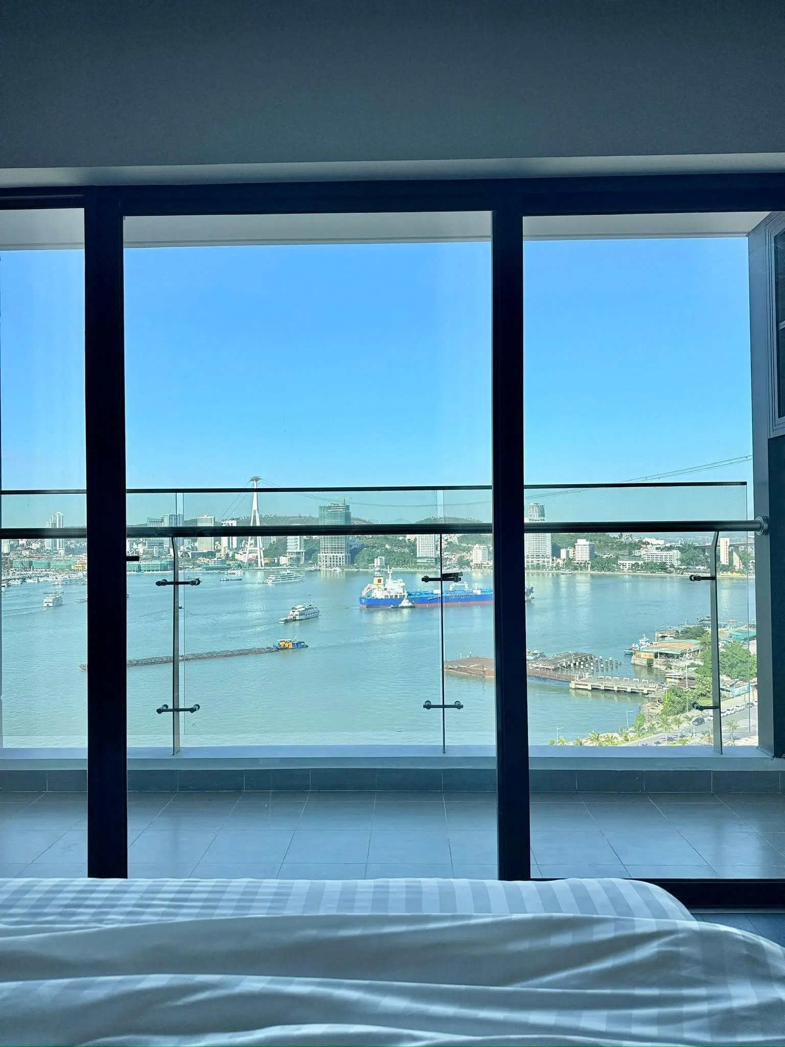 Ban công view biển hoặc góc phòng khách nhìn ra thành phố