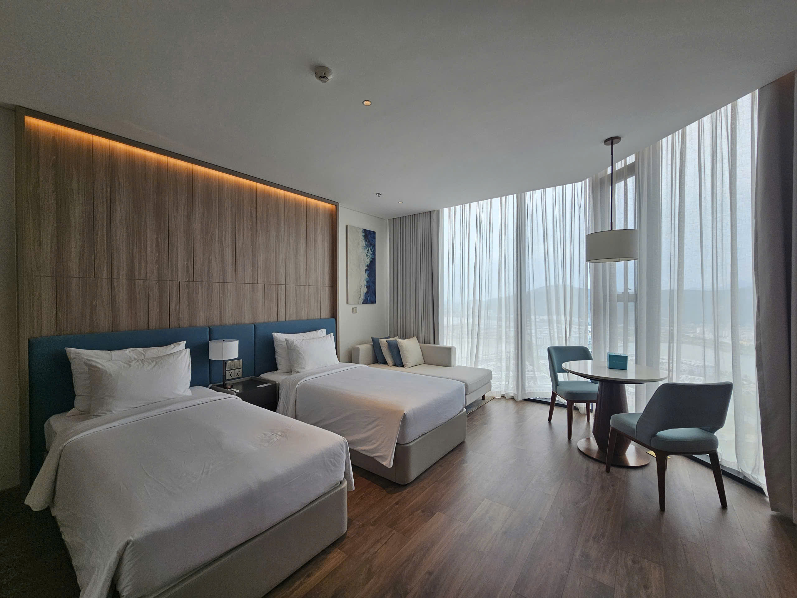 Phòng ngủ tại homestay Bãi Cháy có rèm cửa và ánh sáng tự nhiên, có thể kê thêm giường phụ cho trẻ nhỏ