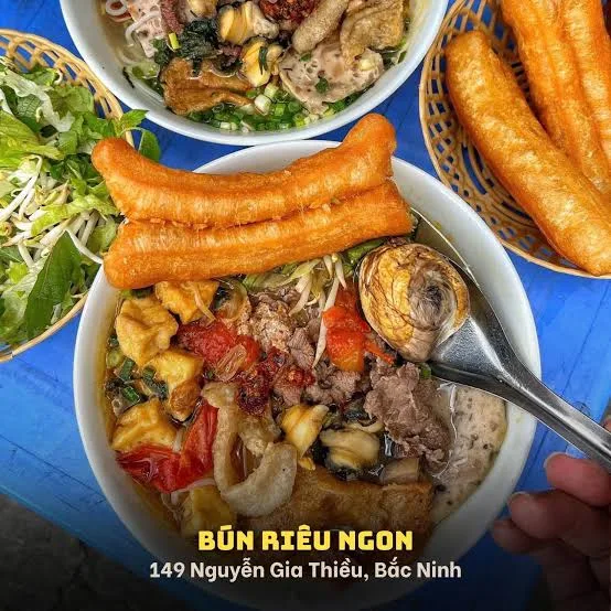 Kế hoạch ăn uống khi chọn homestay hay khách sạn Bắc Ninh cho nhóm bạn – hình ảnh mang tính chất minh hoạ