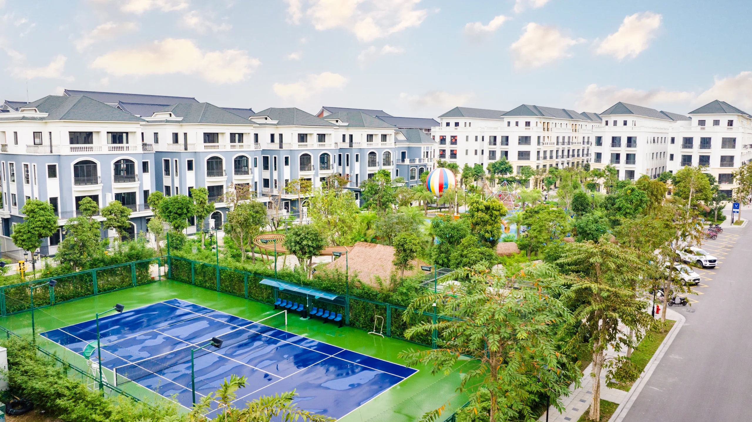 Khu vực Kinh Đô Ánh Sáng khi chọn homestay Ocean Park có máy giặt – hình ảnh mang tính chất minh hoạ