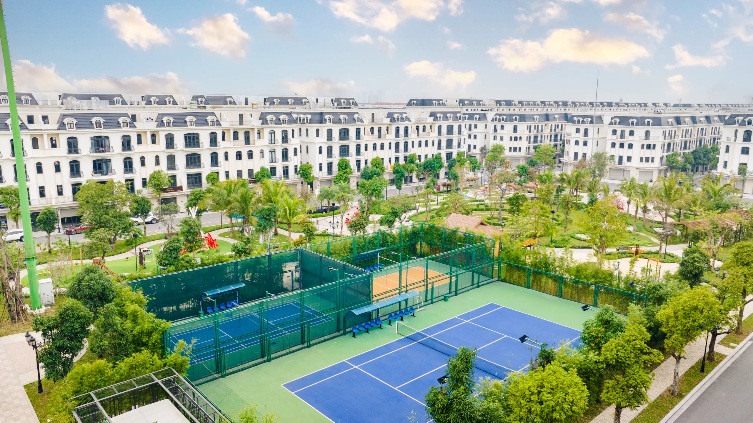Khu vực quảng trường Kinh Đô Ánh Sáng khi chọn homestay Ocean Park có máy chiếu – hình ảnh mang tính chất minh hoạ